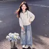 Conjunto de Duas Peças Jeans com Jaqueta com Capuz e Zíper Patchwork para Meninas - Coleção Nova Primavera e Outono 2026 - Tendência