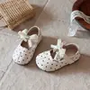 Sapatos de Princesa Retro com Laço para Crianças 2026 Nova Moda Primavera/Verão Versáteis Sapatos de Couro com Bolinhas para Meninas