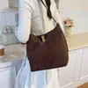 Venta al por mayor transfronteriza de bolsos de un solo hombro elegantes y retro para mujer, con nuevos diseños, estilos de moda, gran capacidad y opciones de bolsos tote y cubo retro, así como bolsos cruzados