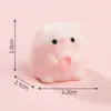 Paisagem em miniatura apresentando um donut fofo e doce e uma figura de porco acenando - um acessório de decoração DIY para casas de bonecas, um ornamento de mesa em miniatura