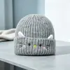 Chapéu de tricô bordado com gato fofo para mulheres, estilo coreano, macio e grosso, perfeito para outono e inverno, faz o rosto parecer menor, versátil e adequado para estudantes