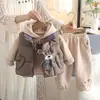 Conjunto para Niños Otoño Invierno Estilo Nuevo Ropa de Invierno para Bebé Espesa con Terciopelo Cálido Cuadros Oso Grande Chaleco Conjunto de Tres Piezas