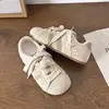 Zapatillas de entrenamiento alemanas de moda para mujer 2026 nuevas de otoño, zapatos blancos ligeros para mujer, versátiles con faldas, zapatos casuales planos transpirables