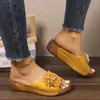 Sandalias de Deslizamiento Huecas de Suela Gruesa de Tamaño Grande para Mujer para el Comercio Exterior del Sudeste Asiático Sandalias de Cuña Abiertas con Flores Transfronterizas para Mujer