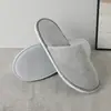 Chinelos descartáveis antiderrapantes espessados para hotéis de luxo, chinelos grandes de fleece de coral para pousadas, salões de beleza e hospitalidade doméstica