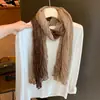Bufanda plisada artística de color marrón estilo coreano para mujer, nueva bufanda versátil de seda para otoño 2026 para viajes y sesiones de fotos, creando un look atmosférico