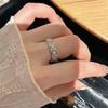 Anillo abierto de nicho de lujo ligero y de alta calidad con diamantes de circonita y diamantes de estilo antiguo con encaje a cuadros para mujer, exquisito anillo combinable.