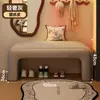 Se puede colocar un banco en la entrada del vestíbulo, sirviendo como banco para cambiarse los zapatos, un banco largo, un banco al pie de la cama, o un banco acolchado suave para el vestidor o el probador, proporcionando un lugar para descansar.