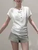Camiseta de manga corta para mujer, estilo francés, cuello henley blanco, hombro recto, entallada en la cintura, diseño único, top holgado y favorecedor, para verano