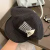 Boina Vintage con Parche de Botón de Nicho para Mujer, Estilo Delgado de Verano, Nicho Artístico, Gorra Pequeña de Repartidor para Adelgazar la Cara