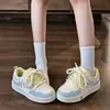 2026 Nuevos Zapatos de Tabla Casuales Versátiles para Mujer de Primavera y Otoño Planos Cómodos Zapatos Deportivos Zapatos Blancos Suela Gruesa Zapatos Individuales para Personas Bajas