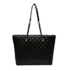 Bolso tote acolchado de gran capacidad para mujer, bolso de hombro de cadena transfronterizo de moda, bolso de axila simple, elegante y versátil
