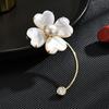 Nova Broche de Trevo de Quatro Folhas de Madrepérola Natural de Alto Padrão, Broche de Corsage de Moda de Pérola Exquisito para Mulheres de Alto Padrão, Joias de Nicho