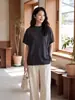 Suéter de malha fino para outono inicial para mulheres, com botões, gola alta, ombros caídos, mangas curtas, feito de lã merino + triacetato, estilo designer