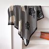 Bufanda cuadrada de seda grande de 90 cm con estampado de camelia a juego, moderna y versátil, ideal para mujer.