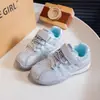 Zapatos deportivos para niños, zapatos casuales, nuevo modelo de otoño 2026, dad shoes para niñas, zapatillas de entrenamiento alemanas, zapatos de malla con velcro versátiles