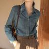 Camisa de mezclilla azul retro de hombro derecho para mujer Primavera y Otoño 2023 Nuevo diseño Nicho Top francés con camisa interior
