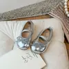 Sapatos de Couro Infantis Primavera 2026, Sapatos Populares de Cor Sólida Simples com Bico Redondo Estilo Coreano para Meninas com Solado Macio e Laço, Sapatos de Couro da Moda