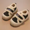 Zapatos Casuales Deportivos de Algodón para Niñas 2025 Otoño/Invierno Nuevo Estilo Niños Medianos y Grandes Versátiles Cálidas Botas de Algodón Escolares de Algodón con Forro de Felpa para Niños