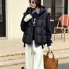 Colete de Penas com Capuz Feminino Curto 2026 Outono/Inverno Novo Design Sense Petite Estilo Coreano Jaqueta Colete Quente