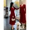Vestido de punto coreano 2026 Primavera Nuevo Estilo Rojo Maduro Cuello en V para Mujer, Ceñido a la Cintura, Elegante y de Gama Alta Largo