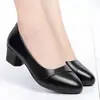 Sapatos femininos de couro macio de salto baixo para primavera e verão, de comércio exterior transfronteiriço, com sola macia, confortáveis, antiderrapantes, sapatos de couro, sapatos de salto médio para mães, sapatos de trabalho