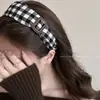 Diadema de Botones a Cuadros para Uso Diario para Mujeres 2025 Nueva Retro Blanco y Negro Cuadros Pinza Versátil para Lavarse la Cara Presionador de Cabello Diadema