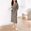 Vestido de Temperamento para el Trabajo Estilo 2026 Otoño Nuevo Cuello en V Ceñido a la Cintura Adelgazante Manga Larga Vestido Camisa Mujer