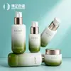 Venta directa del fabricante de juegos de botellas cosméticas de vidrio de alta gama en degradado verde, botellas dispensadoras de loción y crema para el cuidado de la piel, personalizables