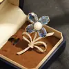 Broche de trébol de perlas estilo francés con cristales azules y morados, diseño floral de alta resistencia, incrustado de diamantes, elegante broche para mujer para uso en banquetes