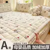 2026 Nuevo Otoño/Invierno Calidez Engrosada Clase A Leche Polar Estampado Acolchado Falda de Cama Juego de Tres Piezas para Hogar Dormitorio Polar