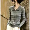 Nueva colección Otoño-Invierno 2026 para mujer: un cárdigan de punto elegante, ajustado y que realza la figura, con un diseño de rayas en contraste y cierre de cremallera