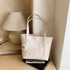 Bolso tote moderno y práctico de gran capacidad con un diseño de dibujos animados en relieve, un nuevo y elegante bolso de hombro y un bolso tipo cubo adecuado para estudiantes universitarios.