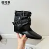 Botas de tornozelo retrô francesas de couro genuíno com salto oculto para mulheres, novo estilo outono 2026, apresentando fivela de cinto, design estilo Western e design de cano plissado e empilhado
