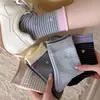 Meias de Meia-Panturrilha com Pingente de Acessório Listrado Estilo Coreano 26 Início da Primavera Femininas Retro Color-Blocking Sem Costura Versátil Casuais Meias Largas Meias de Algodão