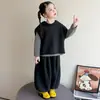 Conjunto de três peças com colete com capuz listrado estilo coreano para meninas, novo conjunto de moda primavera e outono 2026 para meninas pequenas