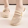 Nuevas pantuflas cerradas antideslizantes de suela plana para madres de mediana edad, pantuflas perforadas de suela plana de cuero sintético para que las mujeres las usen afuera