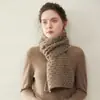 Cachecol 100% caxemira pura, apresentando um design vintage de trança com um padrão de ondas tridimensional, oferecendo uma sensação macia, espessa, quente e confortável