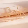 Pendientes de Acero con Aguja de Acero, Estilo Metalero Europeo y Americano, Flor Hueca Nudada, Pendientes de Moda y Sencillos con un Toque de Lujo, Pendientes Transfronterizos para Mujer