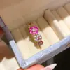 Anillo cuadrado abierto de zirconia cúbica súper brillante, una pieza de joyería de nicho, de alta gama, moderna y exquisita, un accesorio ligero y versátil que realza tu estilo general