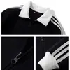 Ropa exterior de estilo coreano para principios de primavera, un imprescindible para los atuendos de primavera de mujer: una chaqueta de béisbol negra con tres rayas, con cuello alto y corte entallado