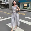 Diseño de Nicho Estilo Coreano con un Toque Único, Cuello Caído, Decoración de Botones, Vestido sin Mangas Ajustado con Lazo