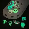 En stock parche luminoso tridimensional fluorescente PVC agujeros para zapatos accesorios DIY carcasa de teléfono móvil parche accesorios para el cabello pegatinas para refrigerador