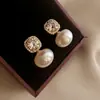 Pendientes de Botón de Lujo Ligero con Circonita de Diamante Completo y Perla Artificial Redonda Pendientes Elegantes de Moda Sensación de Alta Gama Nuevos Pendientes de Año Nuevo 2026 Accesorios para Mujeres