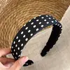 Faixa de cabelo larga retrô com bolinhas estilo coreano para mulheres, moderna e estilosa, projetada para realçar a aparência da linha do cabelo, adequada para o uso diário e adiciona um toque de elegância ao seu penteado