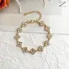Novo Conjunto de Colar e Pulseira de Trevo de Quatro Folhas Totalmente Cravejado Transfronteiriço, Exquisito e Luxuoso, Sensação de Alto Padrão, Conjunto de Joias de Corrente para Clavícula de Nicho para Mulheres