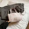 Bolso Pequeño Estampado Estilo Dulce y Femenino para Mujer 2026 Nuevo Estilo Patrón de Lichi Bolso Cubo de Mano Bolso Cruzado de Cuero Suave Primavera y Verano