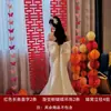 La habitación de bodas está dispuesta para hombres y mujeres, el dormitorio principal, la sala de estar, el hotel, la casa nueva, la cortina, la flor, el traje, los adornos colgantes con el carácter de 'feliz' largo