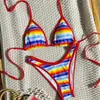 Nuevo estilo de comercio exterior: Bikini de triángulo a rayas con degradado de arcoíris y cuello halter con ribete rojo, perfecto para vacaciones en la playa, traje de baño de dos piezas para mujer