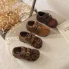 Zapatos de cuero retro de punta dividida, nueva colección primavera/otoño 2026, zapatos de niña estilo coreano con detalles de hebilla, zapatos Mary Jane de suela blanda